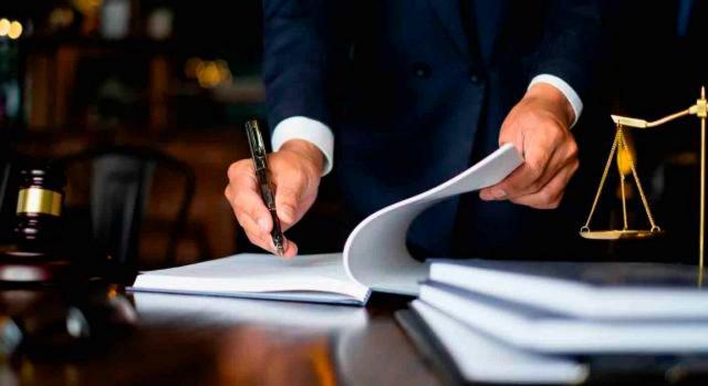 Selección de jurisprudencia (del 16 al 31 de mayo de 2024) Abogado firmando documento