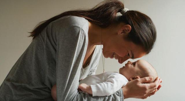 En el ejercicio acumulado del permiso de lactancia los trabajadores a tiempo parcial disponen de más días de permiso que los trabajadores a tiempo completo. Imagen de una mama jugando con su bebé