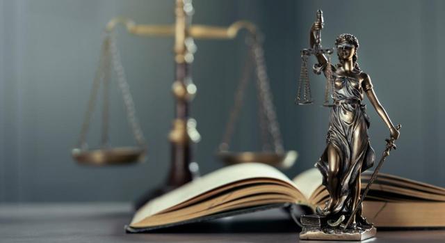 Selección de jurisprudencia (del 1 al 15 de junio de 2024). Imagen del estatuto legal, un libro y una balanza de fondo