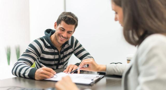 Baja voluntaria. Incumplimiento por el trabajador del plazo de preaviso. Para que la empresa pueda efectuar el descuento correspondiente en la liquidación es preciso que le haya informado por escrito de los plazos y de sus consecuencias. Imagen de un chico firmando unos papeles