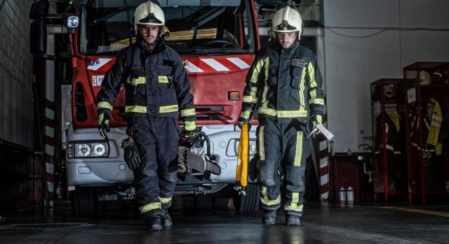 Los bomberos tienen derecho a acceder a la jubilación anticipada aunque no se encuentren en situación de alta en la fecha del hecho causante. Imagen de dos bomberos cargando con su material de trabajo