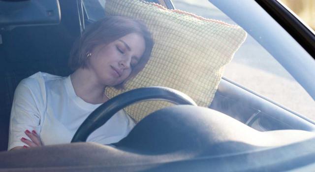 Consideraciones sobre el accidente de trabajo. Accidente in itinere. Elemento cronológico. Imagen de una mujer durmiendo en su coche