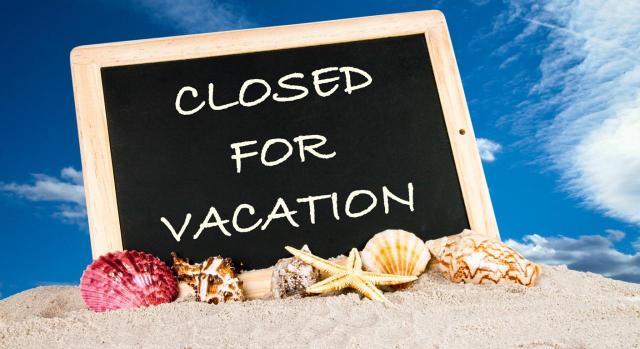Cerrado por vacaciones: ¿Cómo gestionar el cierre temporal en tu empresa? Imagen de una pizarra poniendo cerrado por vacaciones en inglés
