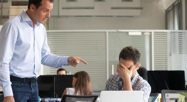 La falta de preaviso en el uso del crédito horario sindical avala el descuento por la empresa en concepto de horas de absentismo. Imagen de un jefe echandole la bronca a un empleado en su sitio de trabajo