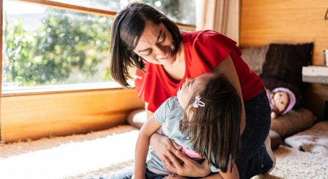 Lo determinante es el cuidado directo, continuo y permanente del menor. Imagen de madre cuidando a sus hijos