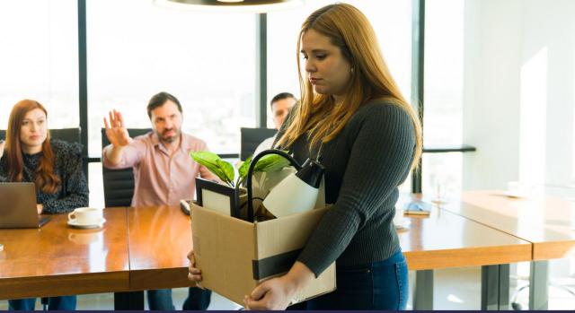 No cabe el despido disciplinario sin audiencia previa del trabajador. El Tribunal Supremo rectifica su doctrina. Imagen de una chica que ha sido despedida con una caja con sus pertenencias