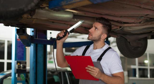 El control de convencionalidad permite el desplazamiento de la normativa interna pero no su integración. Imagen de un chico en un taller comprobando algo de un coche