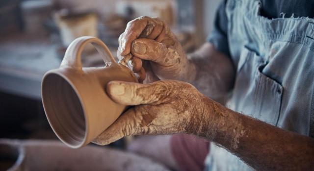 Normativa de las Comunidades Autónomas. Imagen de una alfarero haciendo un recipiente