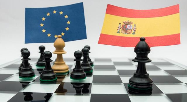 Empleo público temporal: ¿qué dice realmente la STJUE de 13 de junio? Imagen de tablero de ajedrez y banderas de Europa y España