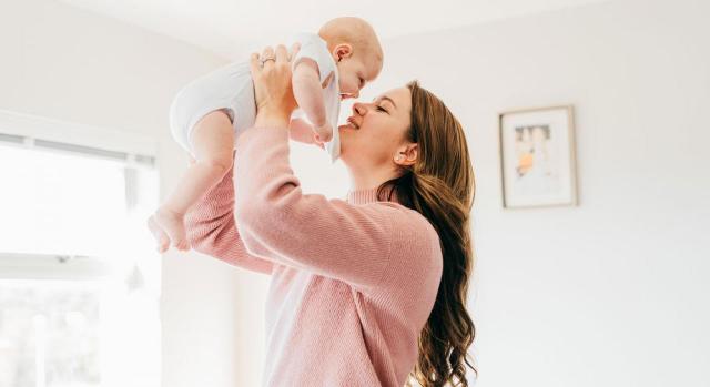 En el Orden Contencioso las familias monoparentales sí ven ampliada su prestación por nacimiento y cuidado de menor a 26 semanas. Imagen de una mujer con su bebe en brazos