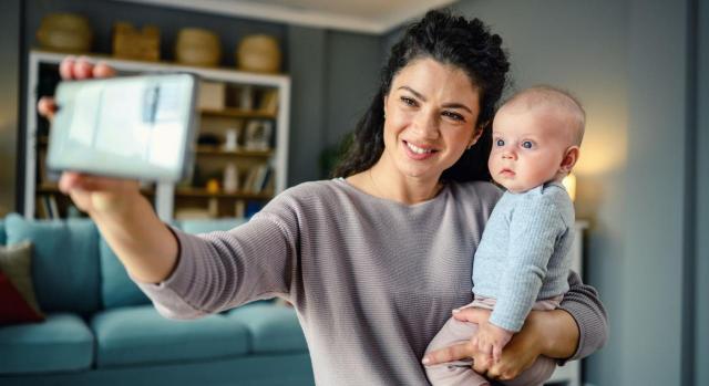 Familias monoparentales: el Tribunal Constitucional consagra la ampliación del permiso/prestación por nacimiento en 10 semanas más, hasta un total de 26. Imagen de una madre con su bebe haciendose un selfie