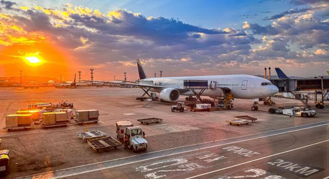 Grupo de empresas. Excedencia voluntaria. Imagen de un avión en un aeropuerto mientras amanece