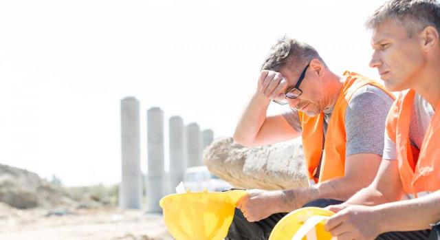 Derechos de los trabajadores para protegerse de las olas de calor. Imagen de unos obreros en pleno sol