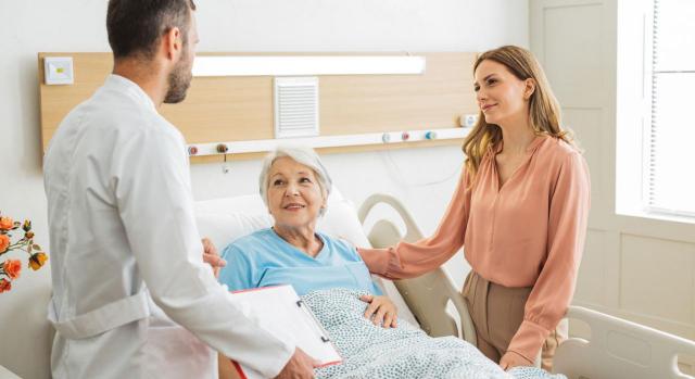 Permisos retribuidos (art. 37.3 b) ET). En ausencia de previsión convencional, el inicio de su disfrute no se puede vincular a la fecha del hecho causante. Imagen de una mujer visitando a su madre en el hospital mientras el médico les da el parte