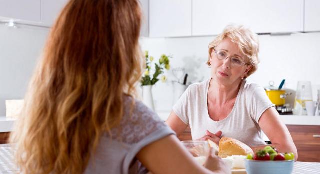 Prestación en favor de familiares. Requisitos. ¿Quiénes están obligados a prestarse alimentos? Imagen de una madre y su hija hablando en la cocina de casa