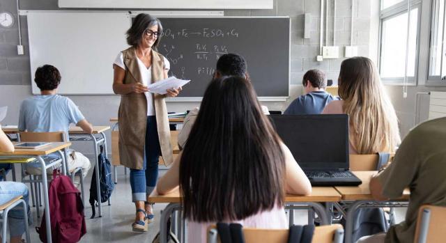 Valoración de servicios previos a efectos de experiencia docente. Profesora dando clase en un alula